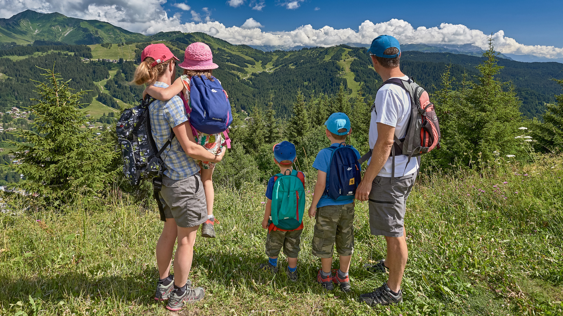 Walking family in Les Gets
